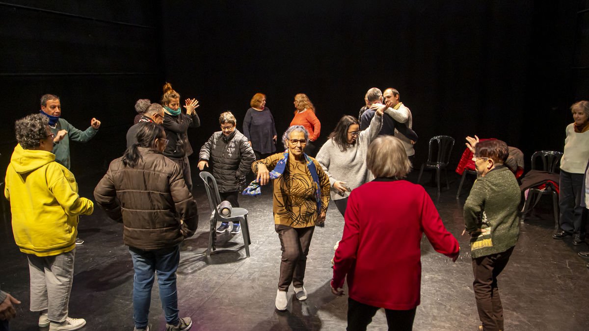 Participants ahir en el projecte ‘La Jarana’ en la penúltima sessió al Teatre de l’Escorxador de Lleida. - JORDI ECHEVARRIA