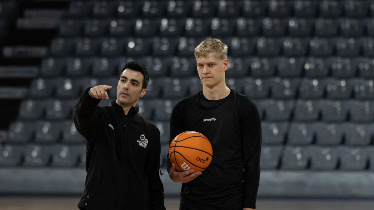 Gerard Encuentra dona instruccions a Keye van der Vuurst durant l’entrenament d’ahir. - SERGI PALACIOS