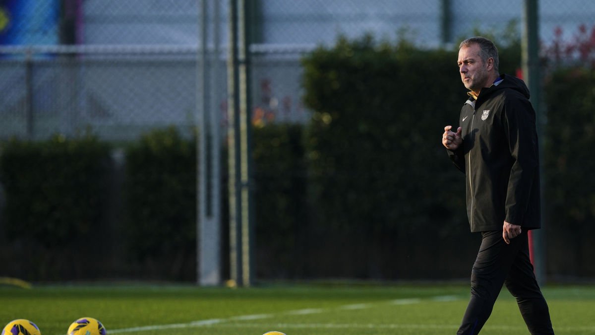 El tècnic Hansi Flick, durant l’entrenament d’ahir del FC Barcelona. - EFE