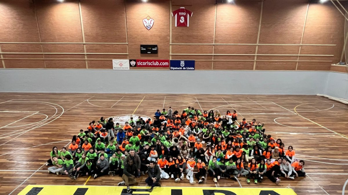 Els alumnes dels dos instituts van posar junts amb una gran pancarta de La Marató. - ROGER BARRAGÁN
