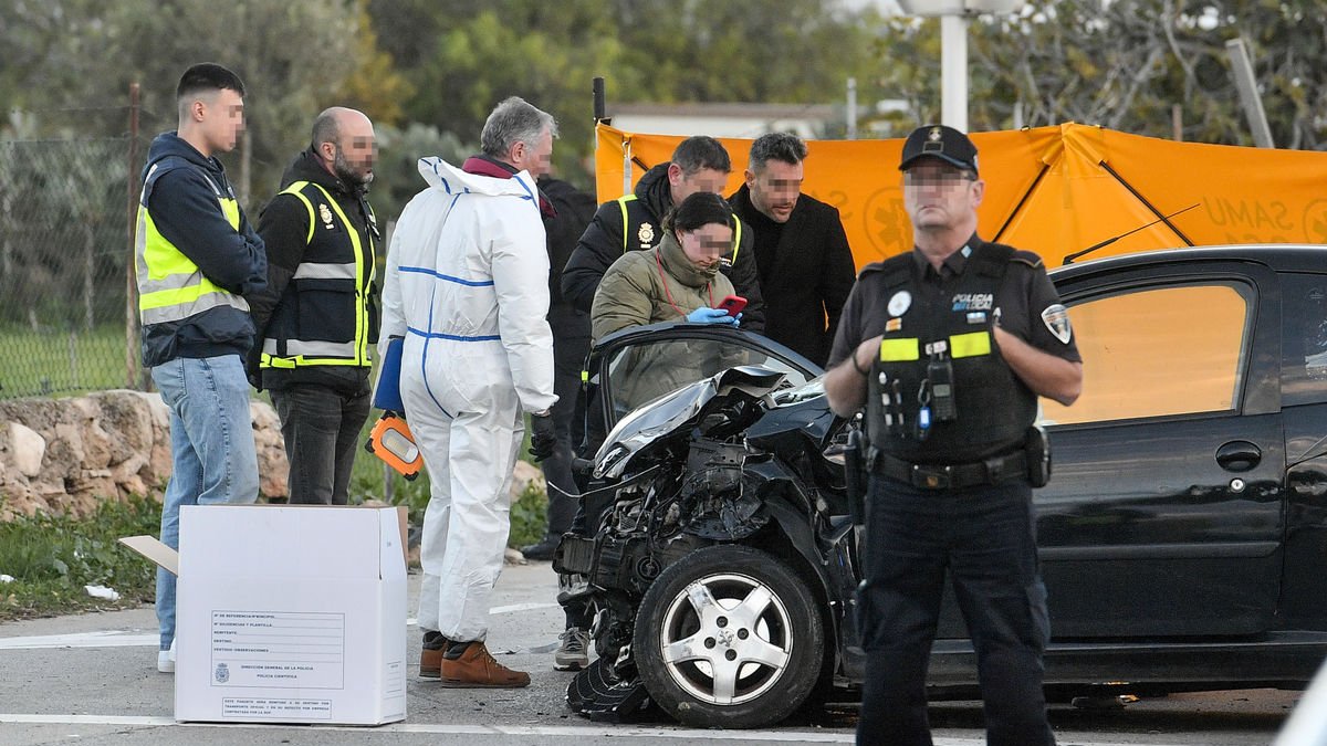 La policia científica inspecciona uns dels cotxes accidentats. - EFE/ MIQUEL A. BORRÀS