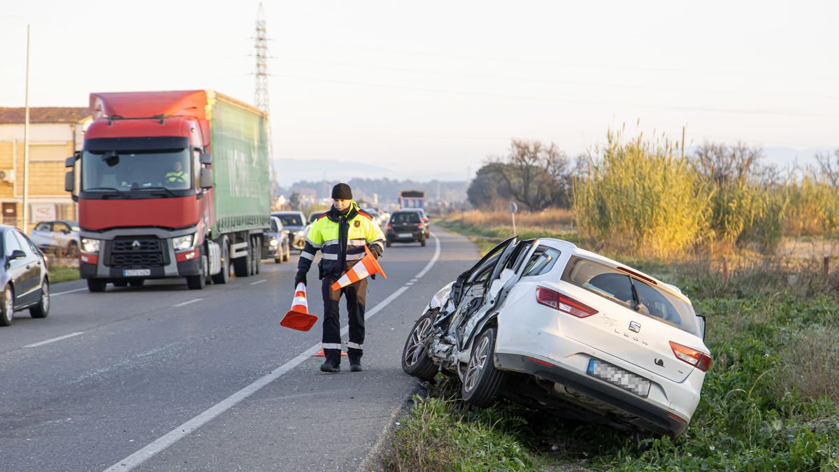 Uno de los coches implicados en el siniestro, que causó retenciones. - JORDI ECHEVARRIA