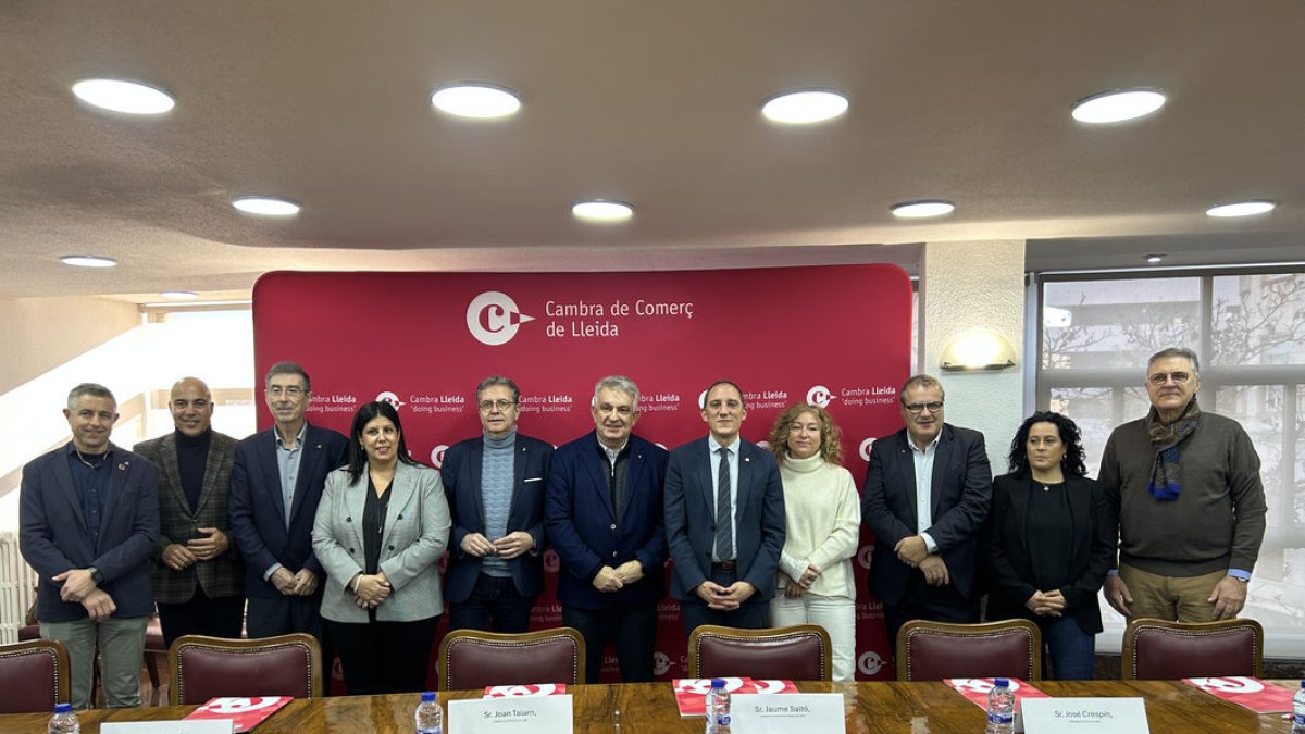 Imatge dels representants de les onze institucions, patronals i sindicats que conformen el G10. - DIPUTACIÓ DE LLEIDA