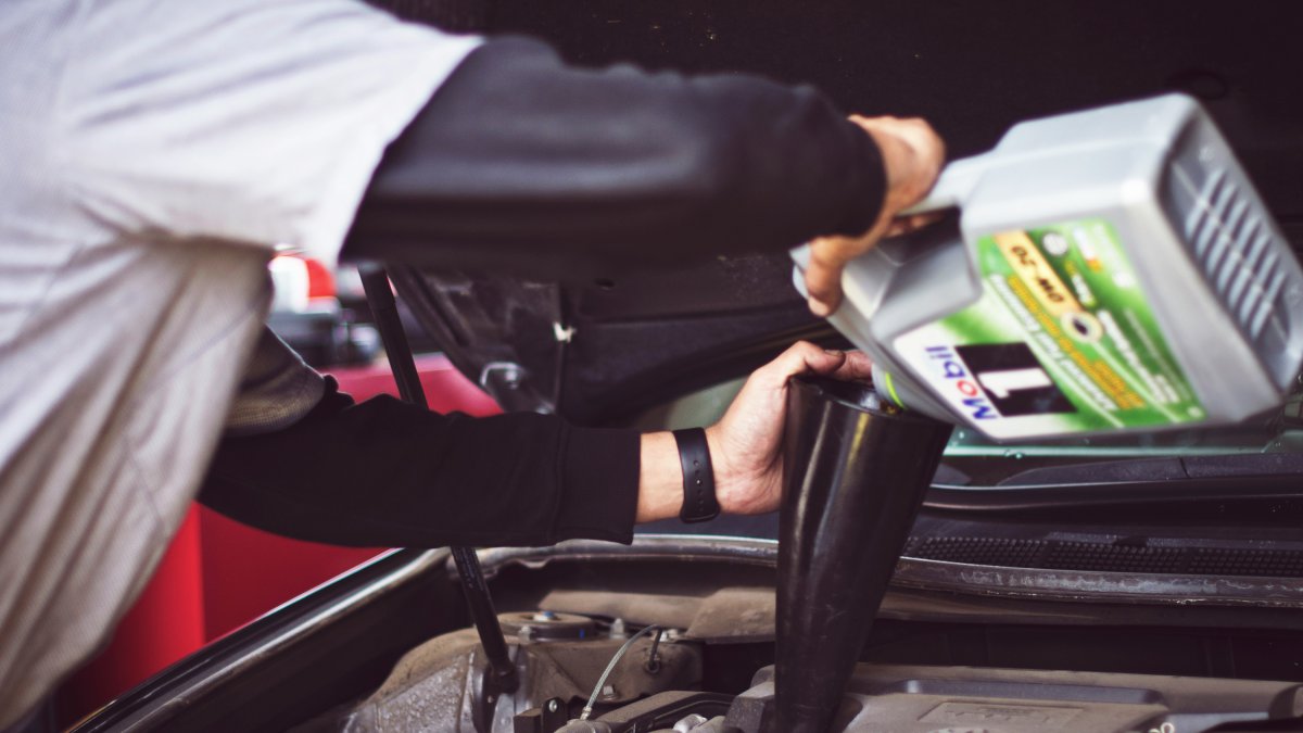 Imagen de archivo de un coche en el taller.