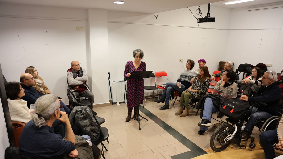 L’escriptora Teresa Ibars va participar en la sessió de lectura oberta en l’aniversari de la irreductible. - AMADO FORROLLA