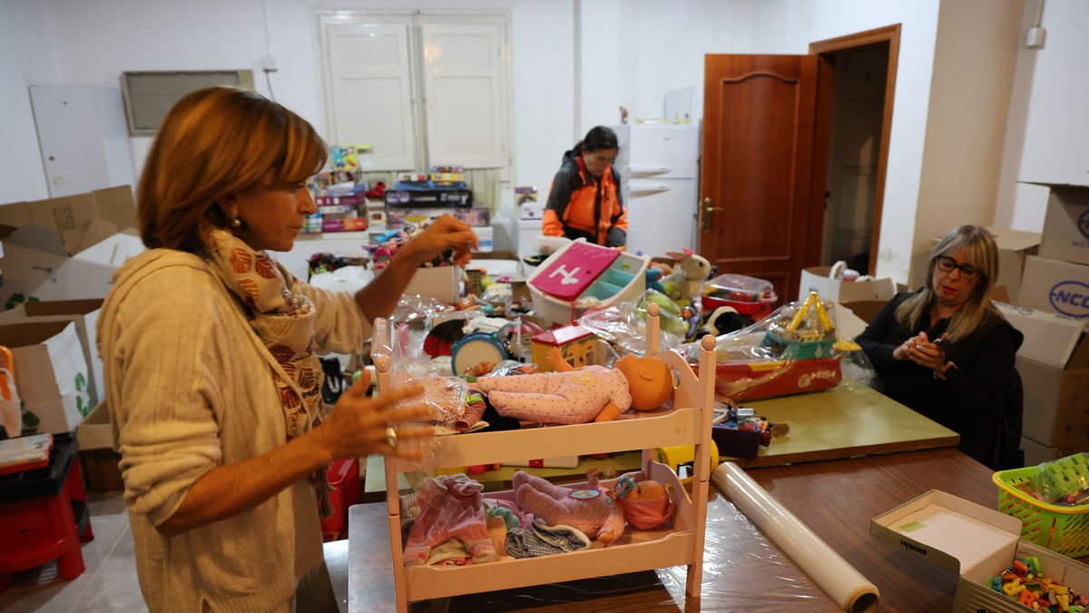 Voluntàries netejaven, classificaven i embolicaven ahir joguets en un local als Mangraners. - AMADO FORROLLA