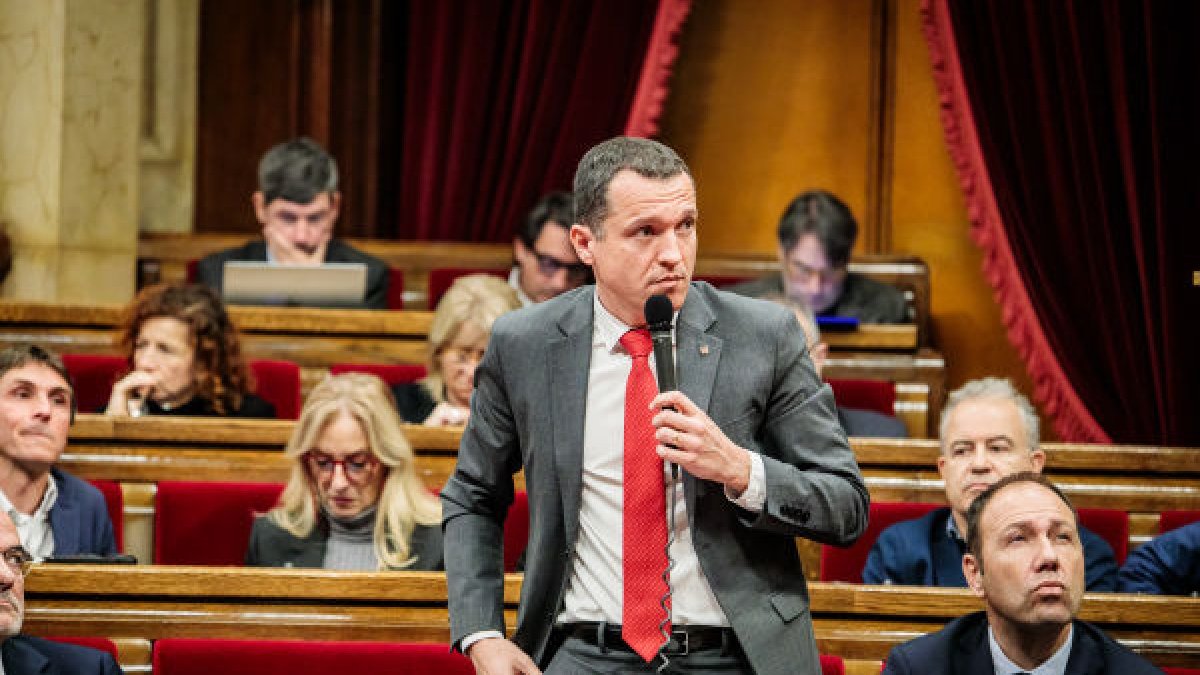 El conseller de Agricultura, Òscar Ordeig, en el pleno del Parlament de ayer. - PARLAMENT DE CATALUNYA
