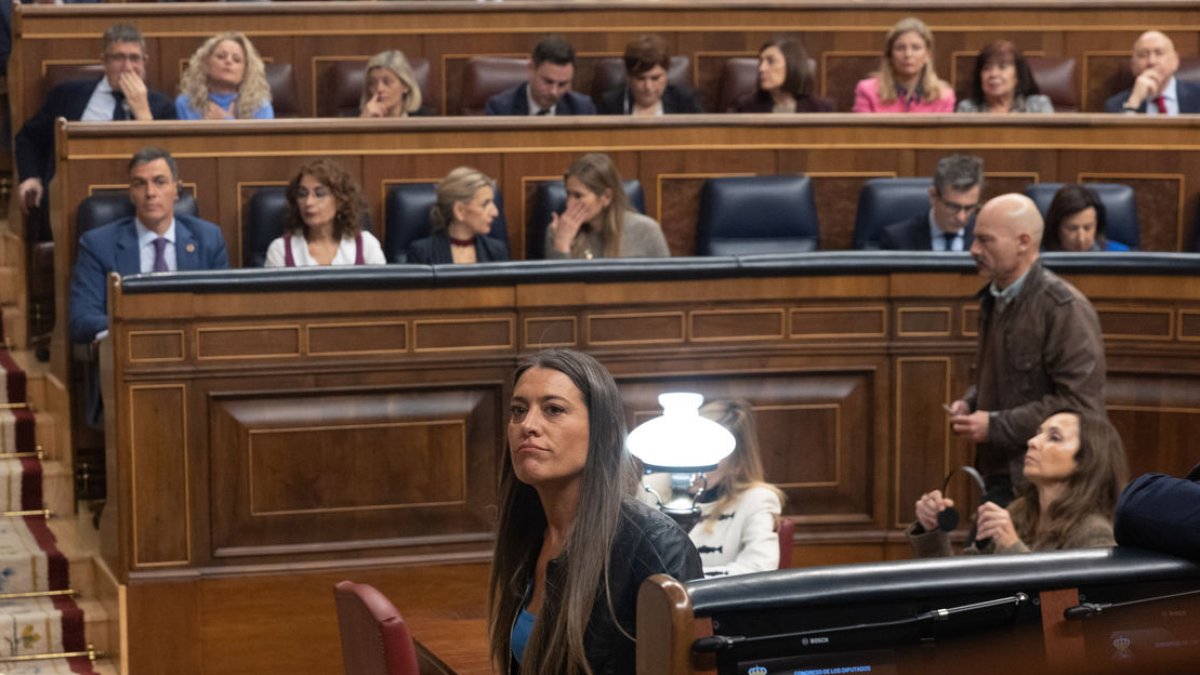 La portavoz de Junts en el Congreso, Míriam Nogueras, ayer con Pedro Sánchez en su escaño. - EUROPA PRESS