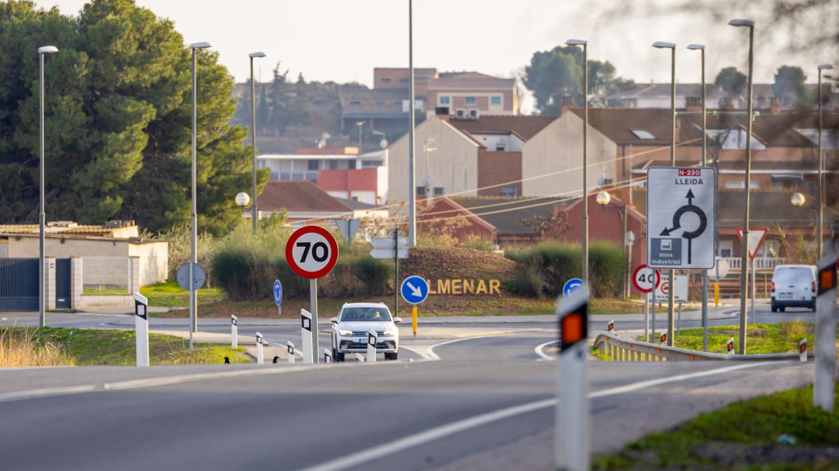 La entrada a Almenar, que ha endurecido las sanciones para mantener limpias las calles. - JORDI ECHEVARRIA