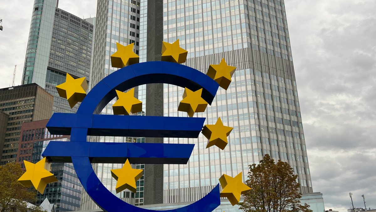 Monumento del símbolo del euro delante de la torre del euro de Frankfurt (Alemania), antigua sede del Banco Central Europeo (BCntiE).