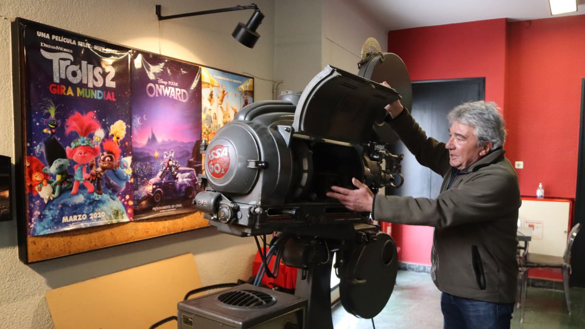 Josep Codina, propietario del cine de Solsona, con uno de los proyectores antiguos de la sala. - MAR MARTÍ