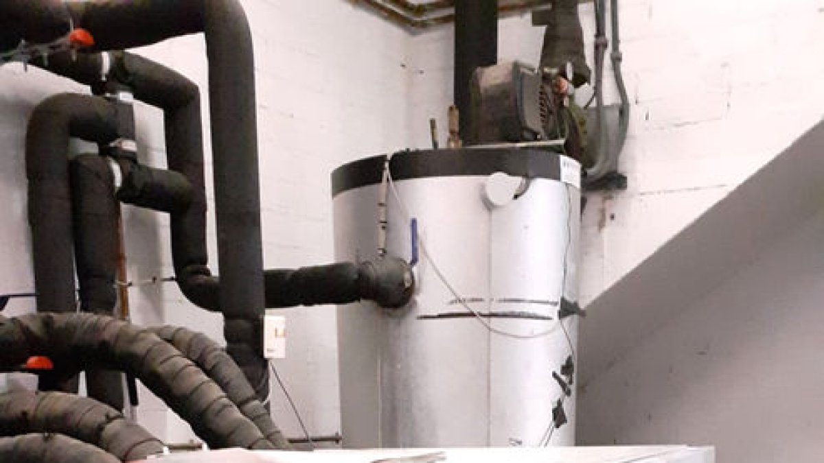 Sistema de geotermia en la biblioteca  ■  Los operarios  están a la espera de que hoy lleguen los técnicos que instalaron el sistema de calefacción, en la foto, por geotermia para poder localizar el fallo y solventarlo de cara a la próxima sema ... - A.S.