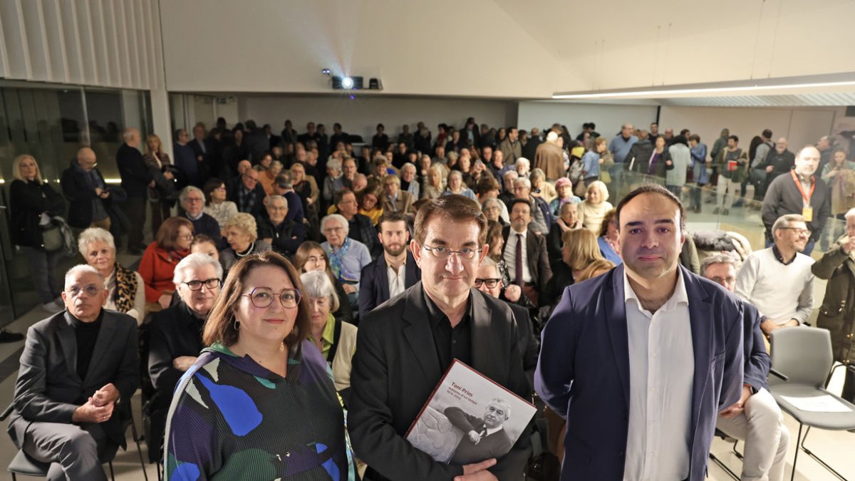 Toni Prim, flanqueado por los presentadores del acto, la directora de SEGRE, Anna Sàez, y el de La Mañana, Francesc Guillaumet. - AMADO FORROLLA