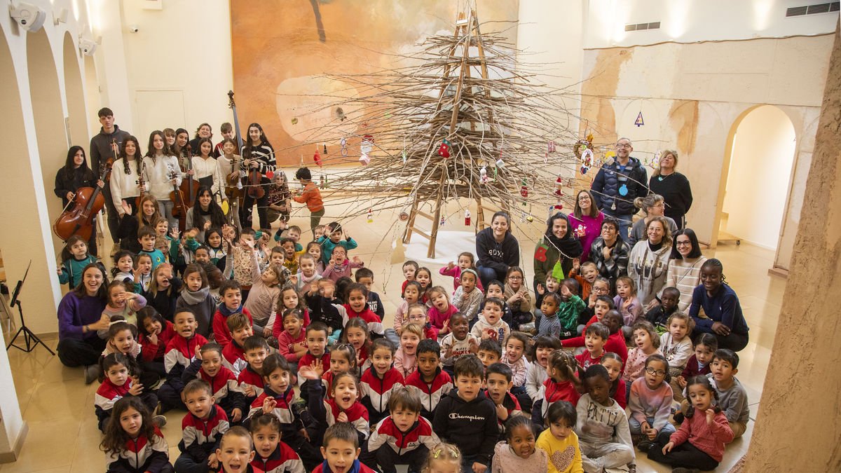 Fotografia de grup dels escolars que van participar ahir en la decoració de l’arbre de Nadal de l’Espai Guinovart d’Agramunt. - LAIA PEDRÓS