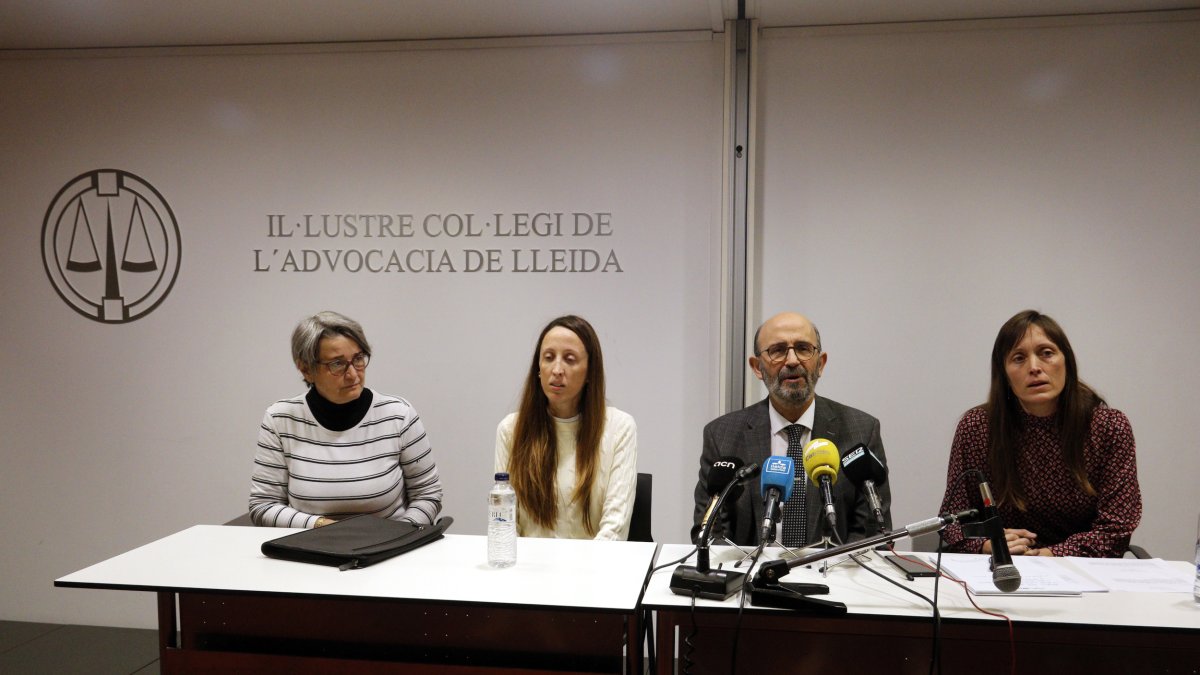 Iolanda Vidal, Anna Clop, Pau Simarro i Olga Clop durant la presentació de la 'Plataforma Horta Segura' al Col·legi d'Advocats de Lleida