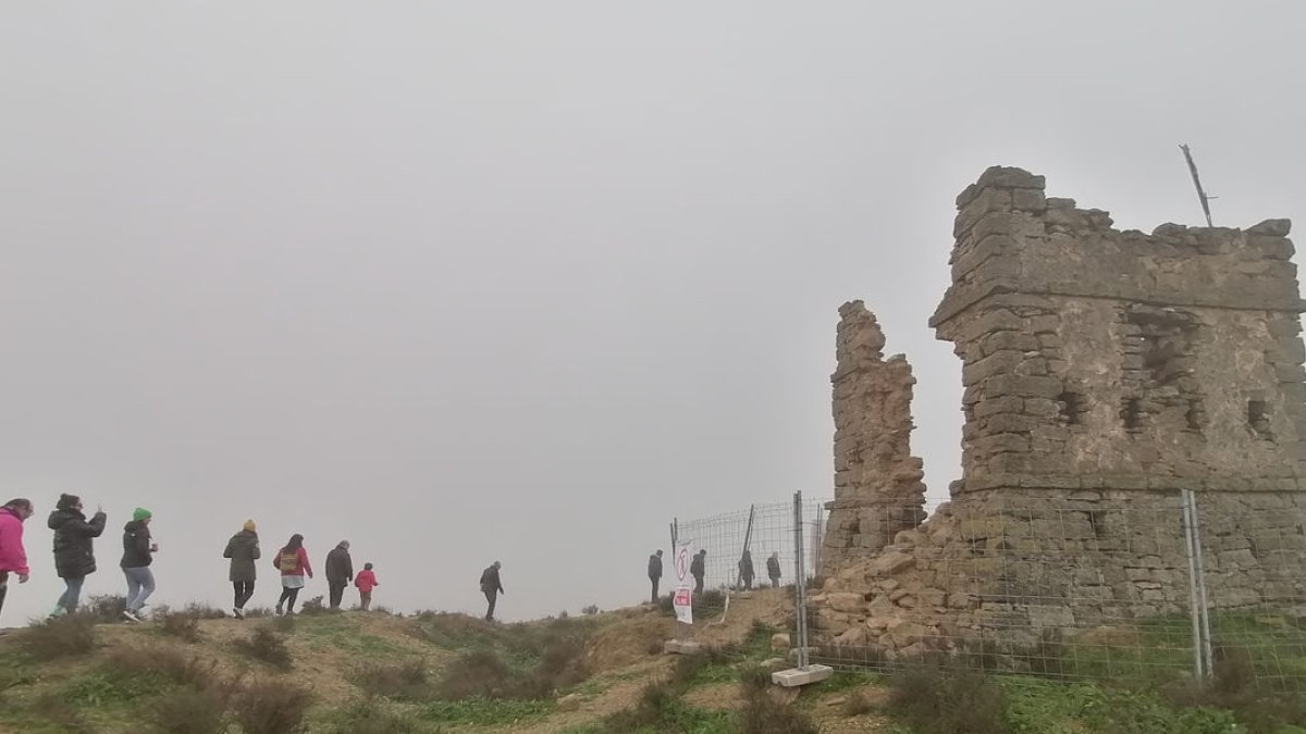 La torre de Moradilla está vallada tras desplomarse una pared. - SE