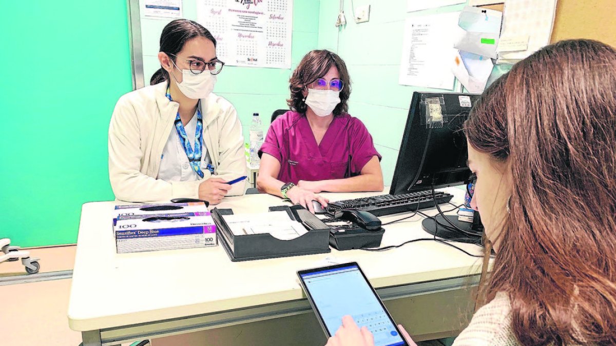 Una paciente responde en Urgencias preguntas que la IA evalúa. - ICS