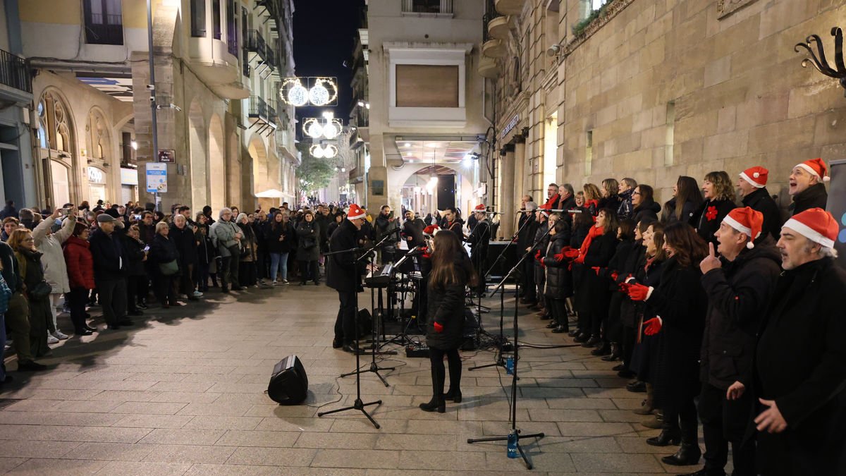 Actuación ayer por la tarde de la coral leridana Veus.Kat en la plaza Paeria de Lleida. - AMADO FORROLLA