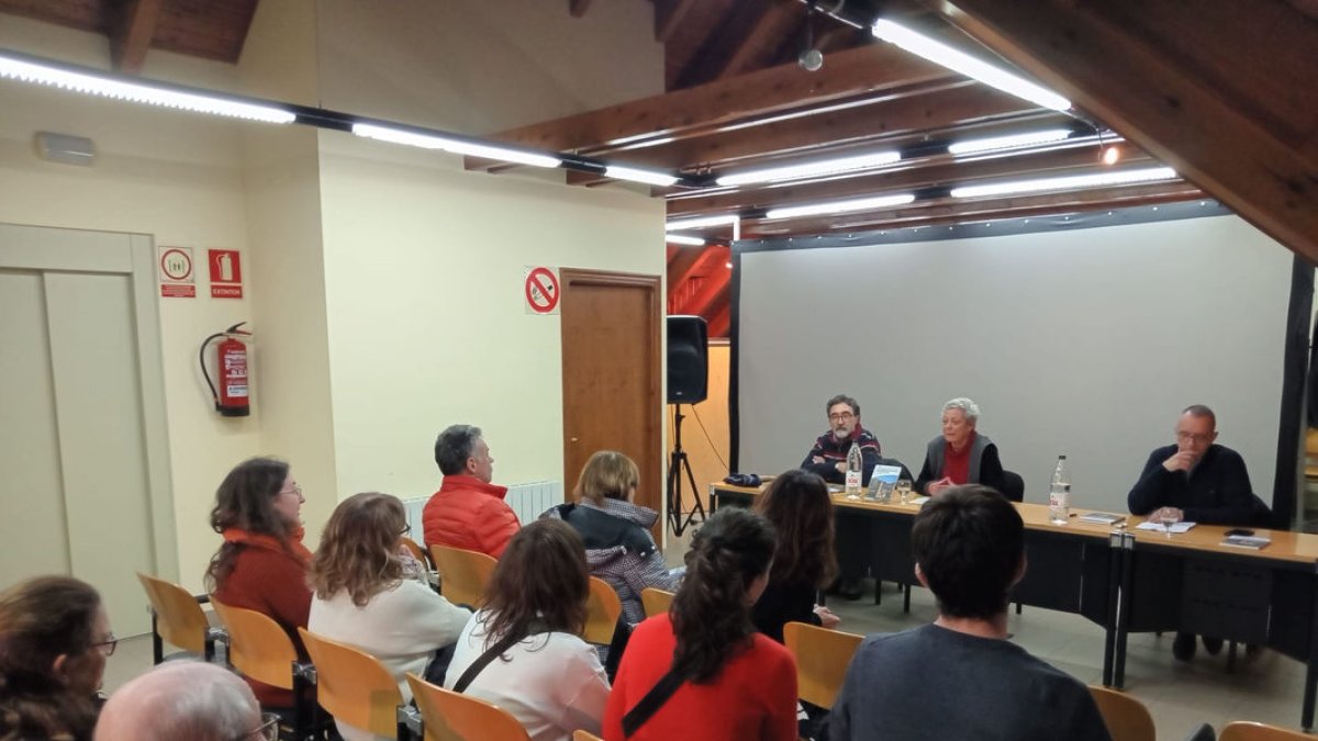Presentación ayer de la nueva guía en el ayuntamiento de La Vall de Boí, en Barruera. - TXELL CENTENO