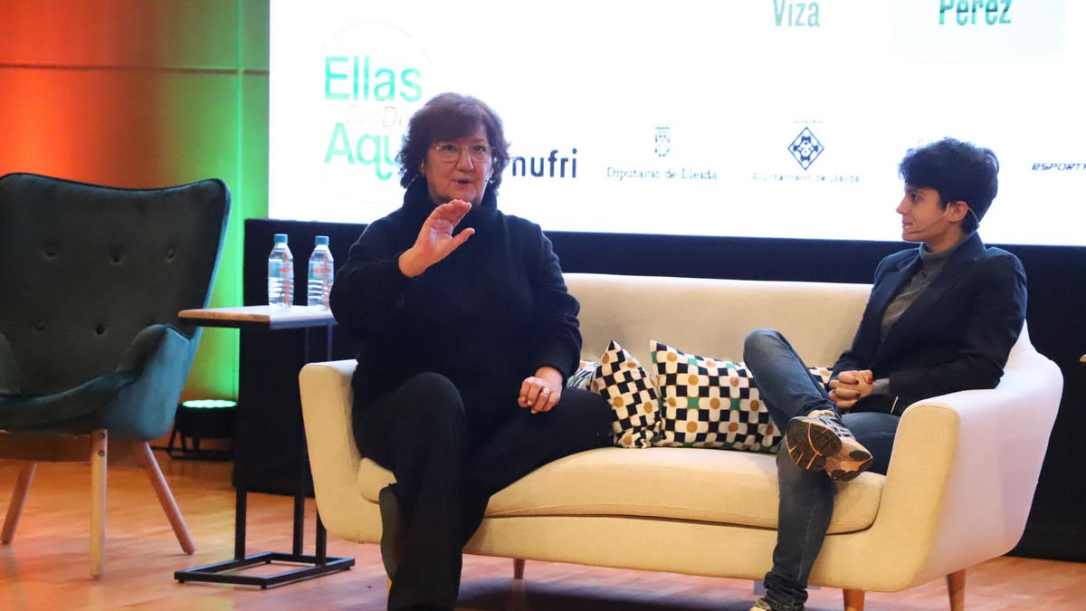 La periodista Olga Viza durante la charla con la marchadora y doble medallista olímpica María Pérez. - MAGDALENA ALTISENT