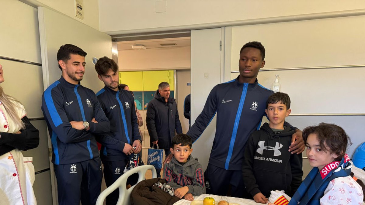El Atlètic Lleida entrega regalos a los niños ingresados en el Arnau