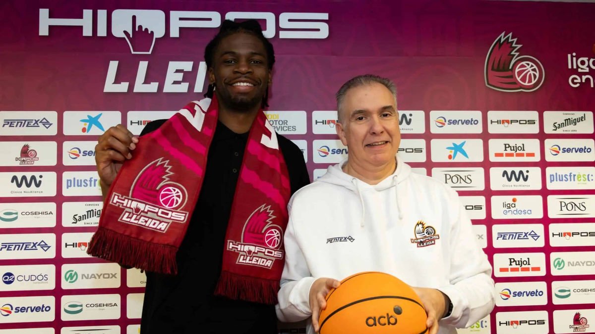 Chevez Goodwin, amb Joaquín Prado, en la seua presentació oficial com a jugador de l’Hiopos. - SERGI PALACIOS