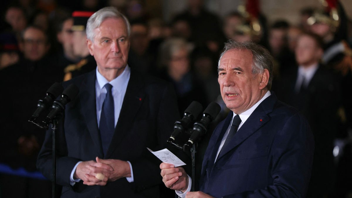François Bayrou ayer durante su toma de posesión junto al ex primer ministro Michel Barnier. - THOMAS SAMSON/AFP/DPA