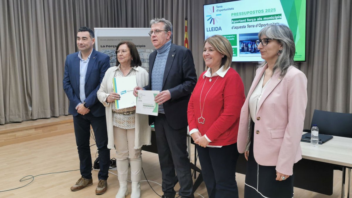 Rosa Maria Perelló (Junts-Impulsem) la segunda por la izquierda, con el equipo de gobierno. - M.M.