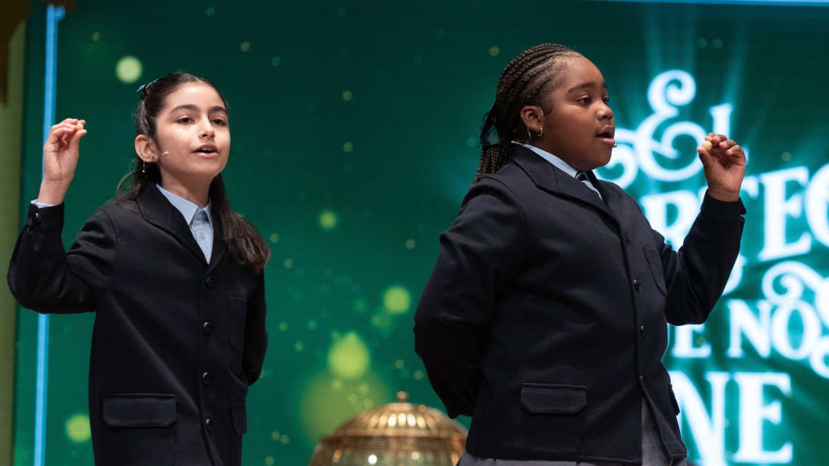 Archivo - Rosario Martínez Garía (i), y Ainhoa Rosero Gómez (d) cantan el tercer premio durante el Sorteo Extraordinario de la Lotería de Navidad 2023 en el Teatro Real de Madrid.