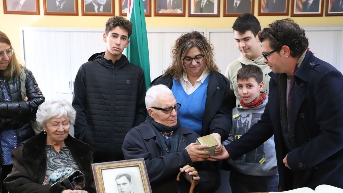 Familiars de Josep Torres van rebre la rajola Stolpersteine. - MAGDALENA ALTISENT