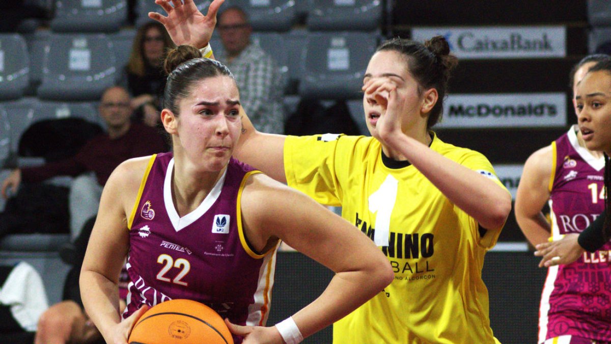 Laura Biczó intenta una jugada pressionada per una rival. - LEIRE DÍAZ