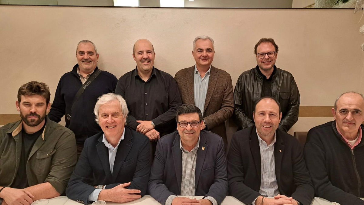 Trobada de clubs ACB i la Catalana ■ Els presidents dels sis clubs ACB adscrits a la Federació Catalana, entre els quals Albert Aliaga, van mantenir aquest divendres una reunió amb el president federatiu, el lleidatà Ferran Aril, i el conseller ... - FCBQ