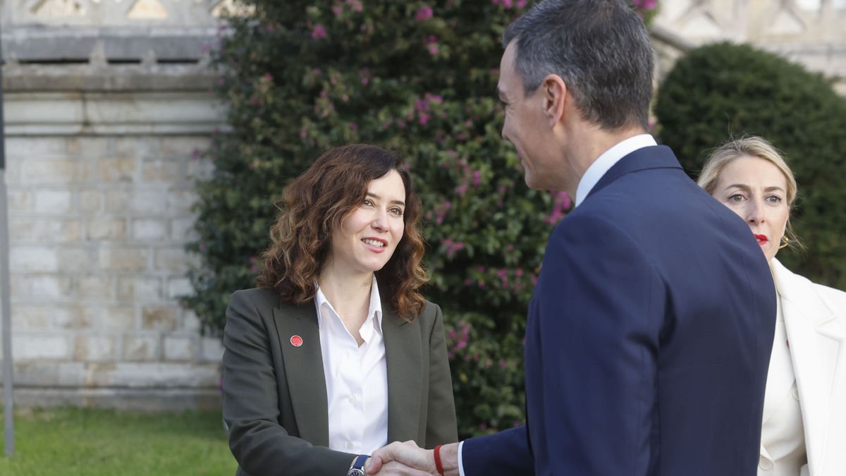 Isabel Díaz Ayuso saluda a Pedro Sánchez el viernes en Santander. - EFE