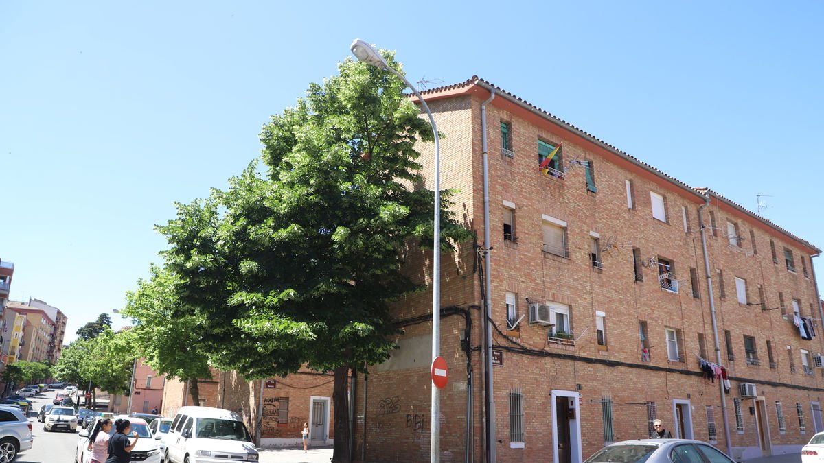 La Paeria prevé reformar, rehabilitar o derribar 425 viviendas de la Mariola para hacerlas nuevas. - MAGDALENA ALTISENT