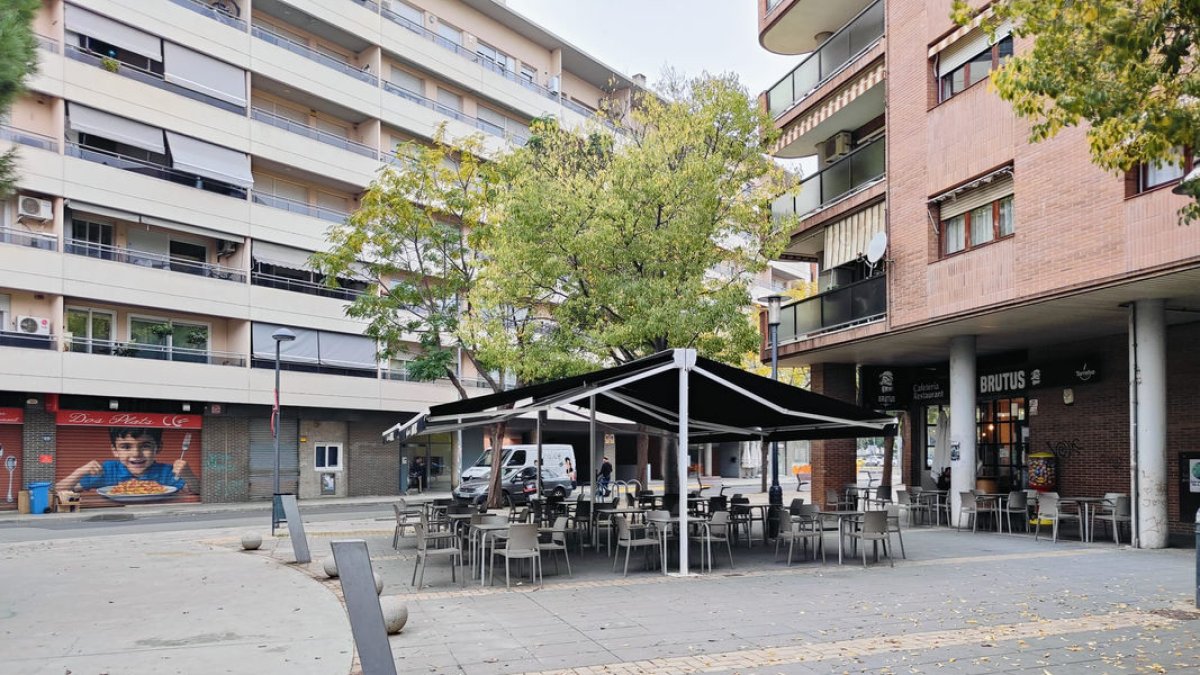 Un dels bars que ha estat sancionat perquè la seua terrassa superava l’aforament permès. - JMA
