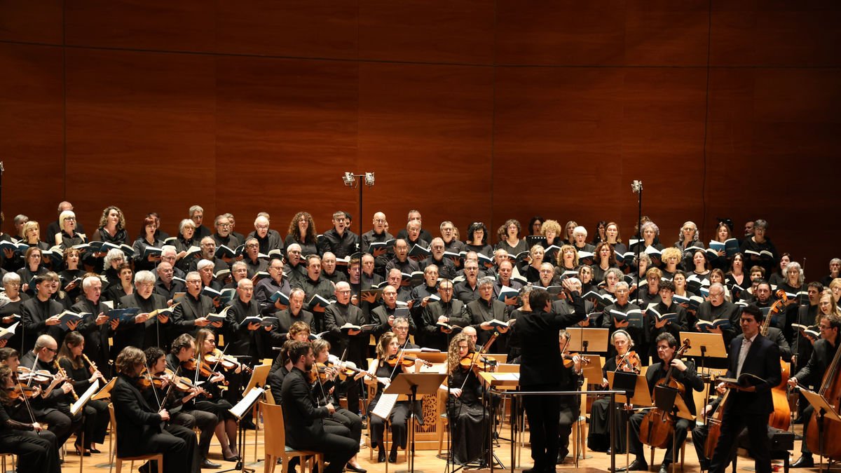 Los ‘cantaires’ junto a los demás protagonistas del concierto ayer por la tarde. - AMADO FORROLLA
