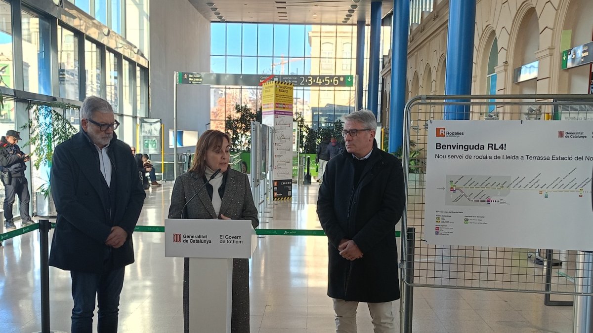 La consellera Paneque, en el centre, juntament amb l’alcalde Fèlix Larrosa a l’estació de Lleida.