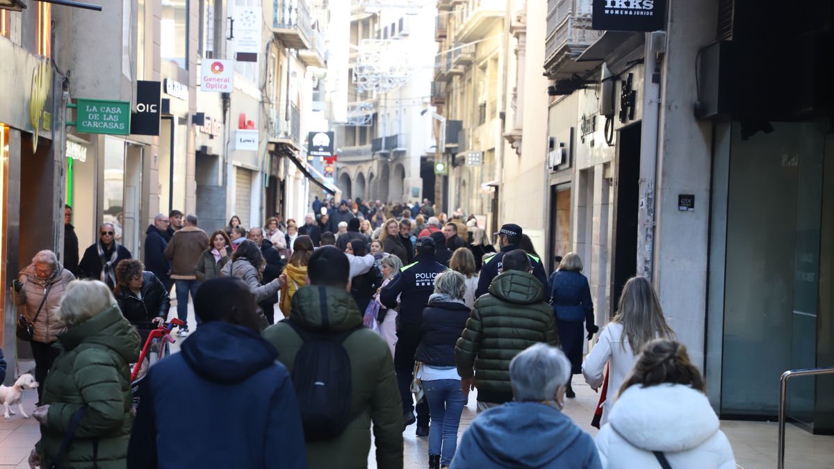 L’Eix Comercial va presentar una bona afluència de gent tant al matí com a la tarda. - MAGDALENA ALTISENT