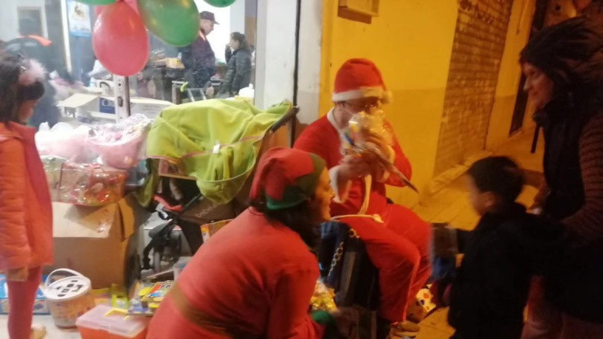 El Pare Noel d’Ovelles Negres, donant regals a Alfafar dissabte. - AONS LLEIDA