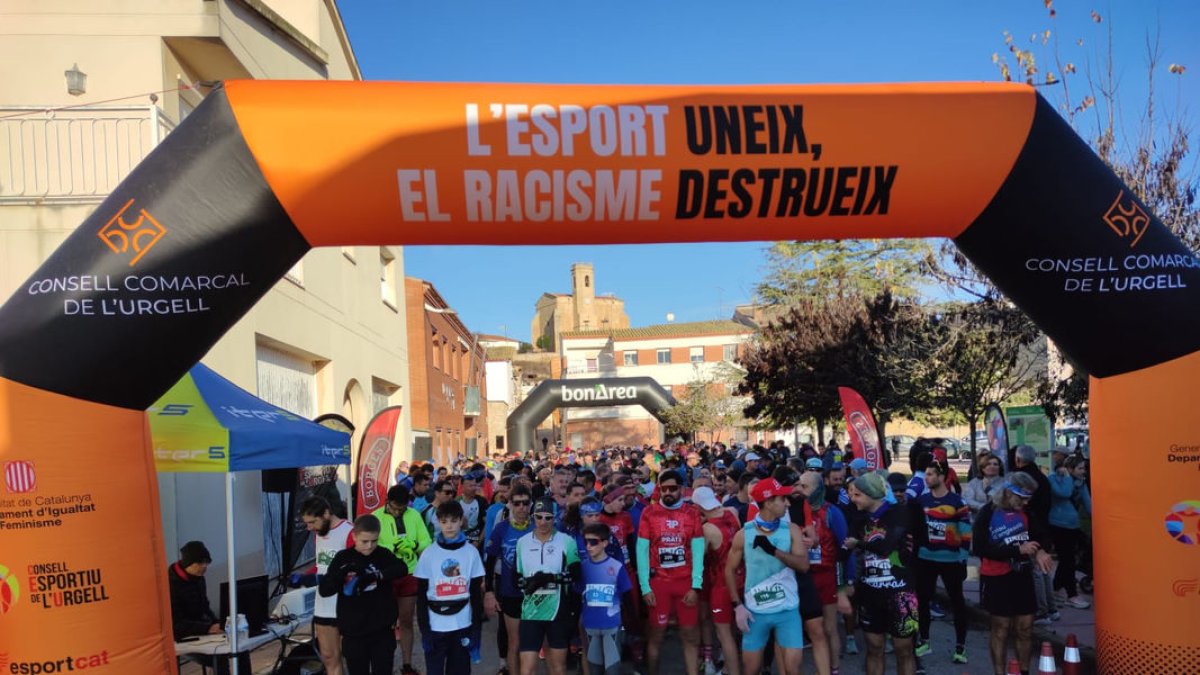 Els corredors preparats a la línia de sortida de la Cursa Entre Cabanes. - ITER5