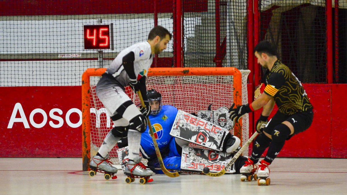 Uri Ramírez, capitán del equipo local, intenta controlar el balón frente a la portería del Alpicat. - ALEJANDRO LIÁÑEZ