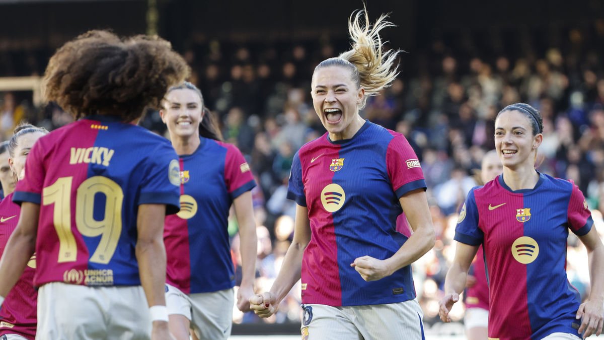 Rölfo celebra el gol que va acabar decidint el partit a València. - FCB