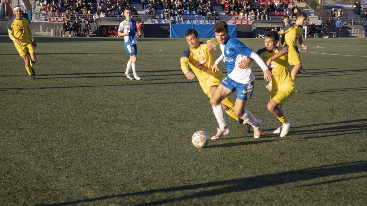 Un jugador del Guissona trata de avanzar ante la presión de dos rivales. - CARMINA MARSIÑACH