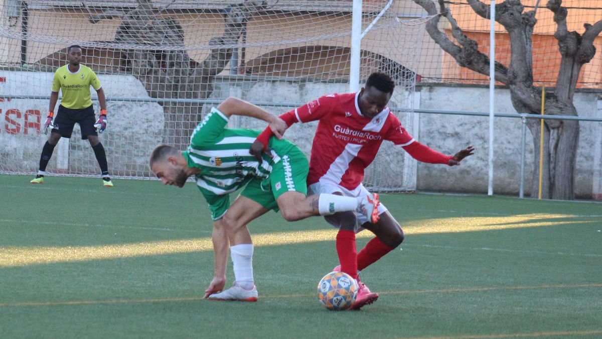 Una acció del partit que es va disputar ahir. - JOAN BOVÉ