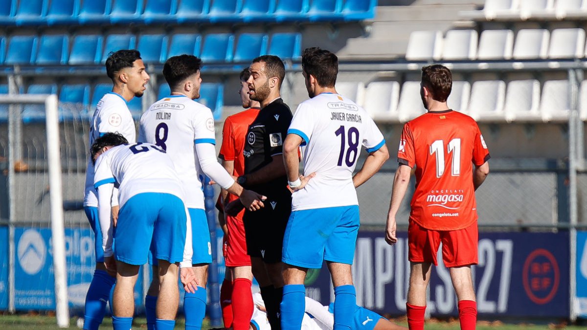 Jordi Pedrós pugna per una pilota aèria, en una acció amb Miguel, del Prat, autor del 2-0. - ÀREA 11