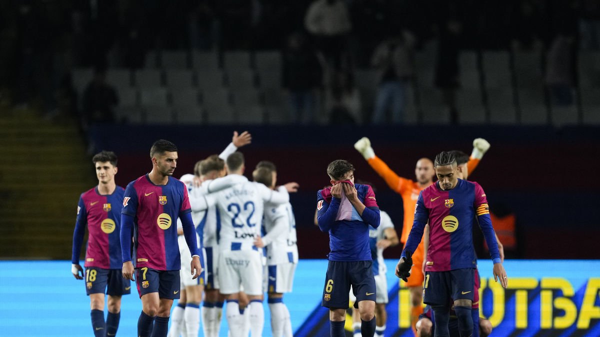 Els jugadors del Barcelona, capbaixos, mentre els del Leganés celebren un èxit històric, ja que l’equip madrileny no havia guanyat mai el Barça com a visitant. - EFE