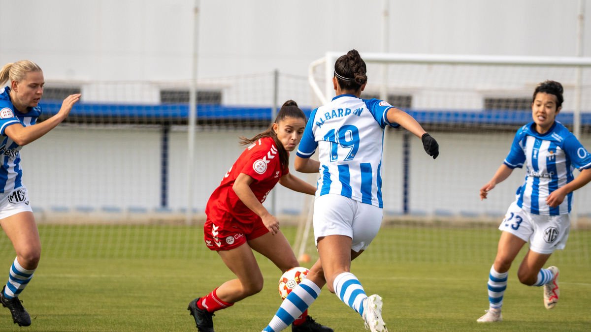 Noe Fernández es regira a l’àrea rival en la rematada que va acabar significant el primer gol del partit per a les lleidatanes. - PAU PASCUAL PRAT