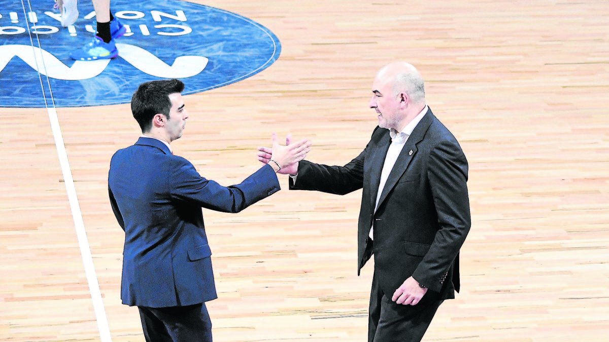 Encuentra i Ponsarnau se saluden al final del partit. - SANTI IGLESIAS