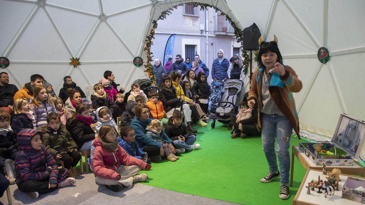 Contes amb Ramona Térmens ahir al matí a la plaça dels Àlbers. - LAIA PEDRÓS