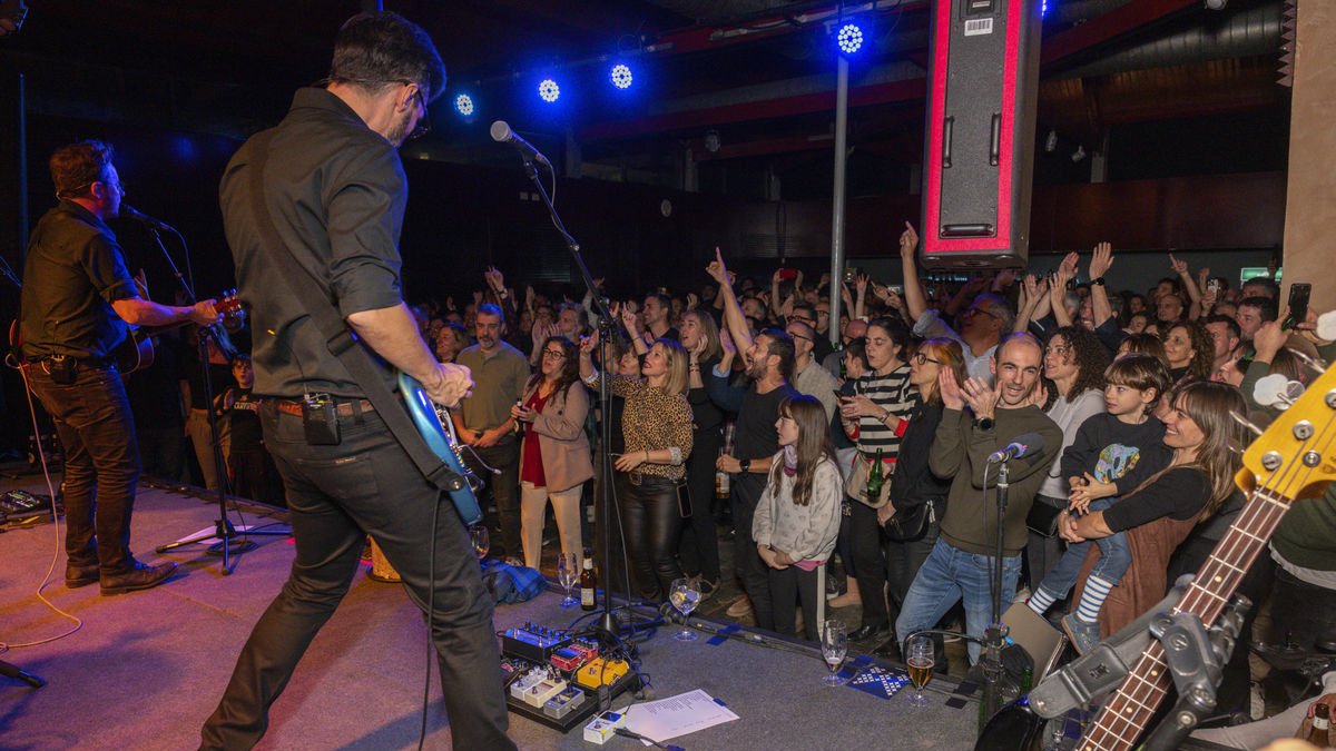 El público disfrutando de la música del grupo barcelonés en el Cafè del Teatre. - RAFA ARIÑO